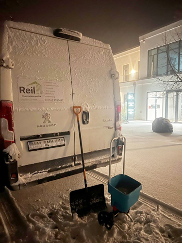 winterdienst schneeberaeumung schaufel